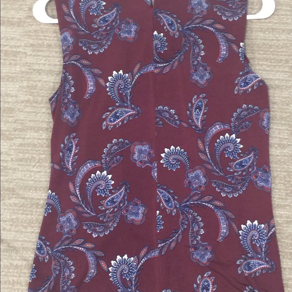 Ivanka Trump maroon paisley sleeveless blouse. - Picture 4 of 5